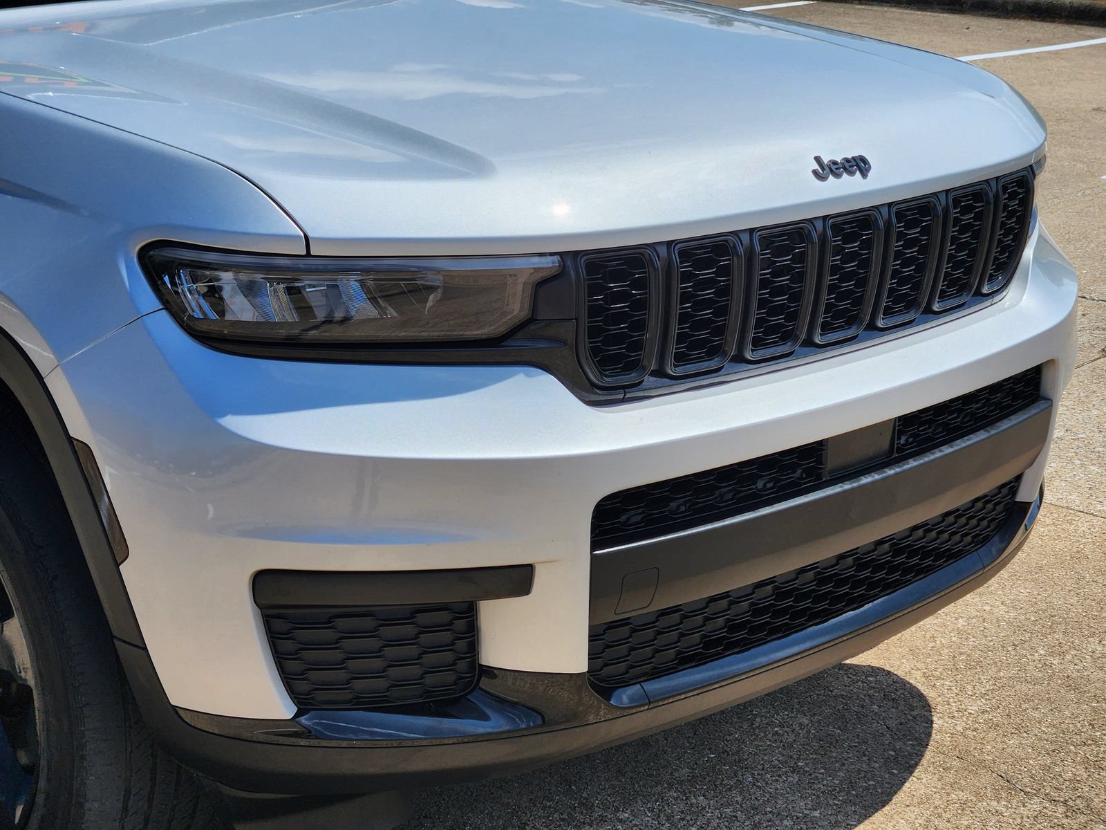 Used 2024 Jeep Grand Cherokee L Laredo AWD/4WD image 9
