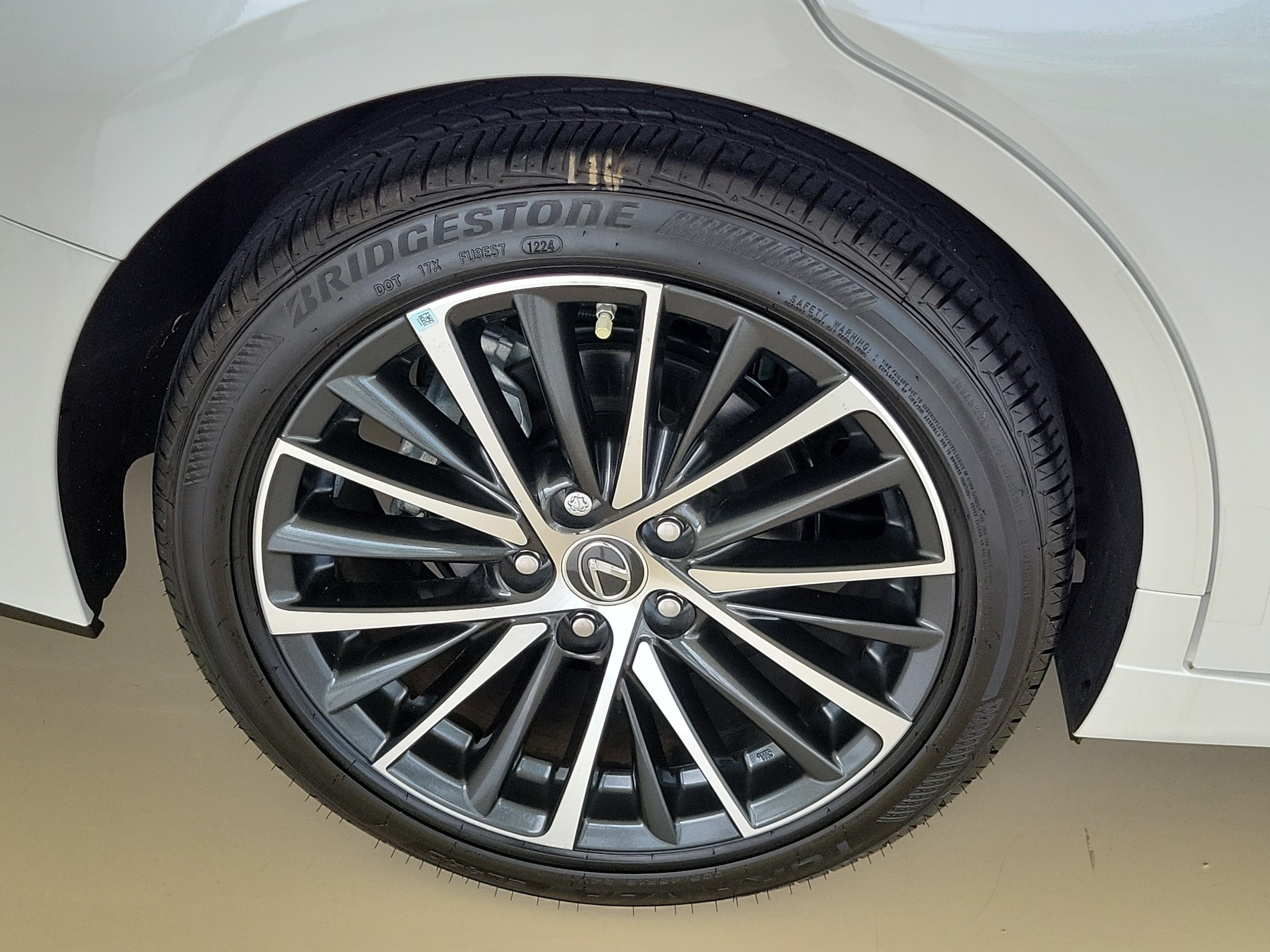 Used 2024 Lexus ES 350 w/ Premium Package FWD image 9