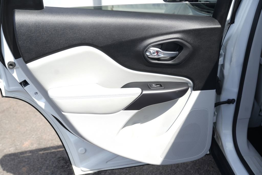 Used 2021 Jeep Cherokee Latitude Plus image 23