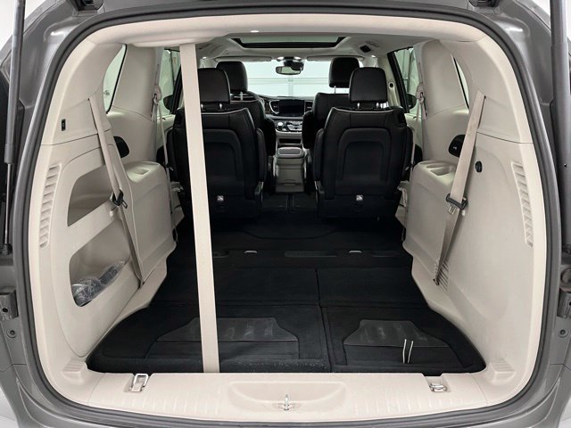 Used 2023 Chrysler Pacifica Limited FWD image 47