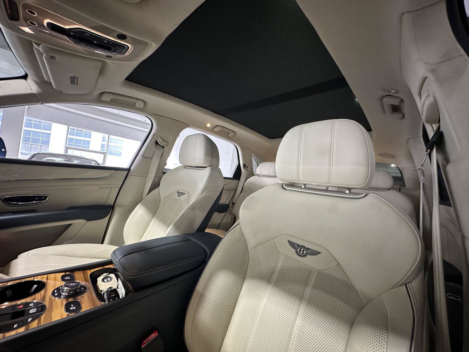 Used 2023 Bentley Bentayga AWD/4WD image 17