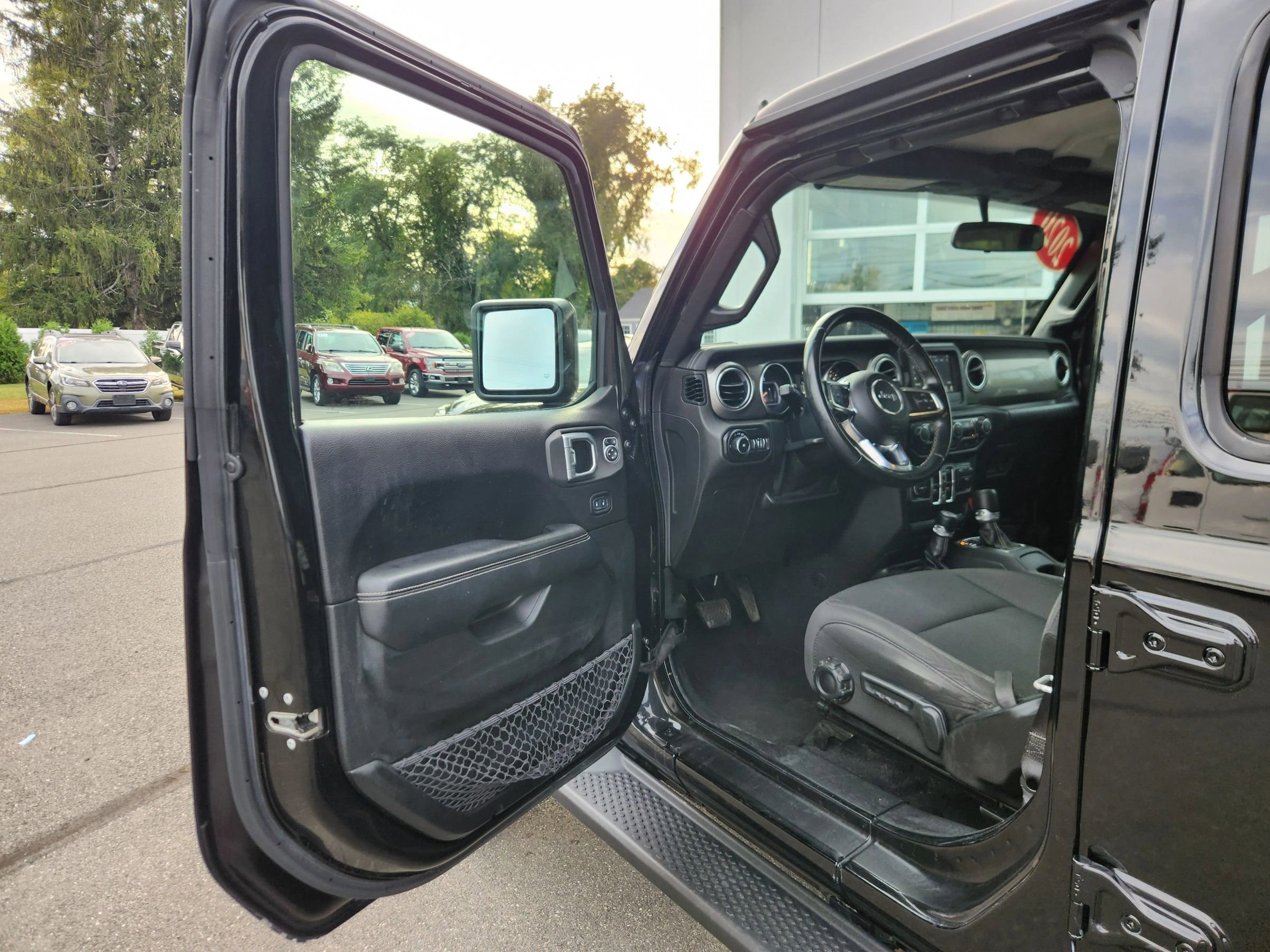 Used 2020 Jeep Wrangler Unlimited Sahara image 24