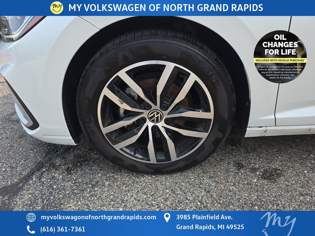 Used 2025 Volkswagen Jetta SE w/ Sunroof Package FWD image 32