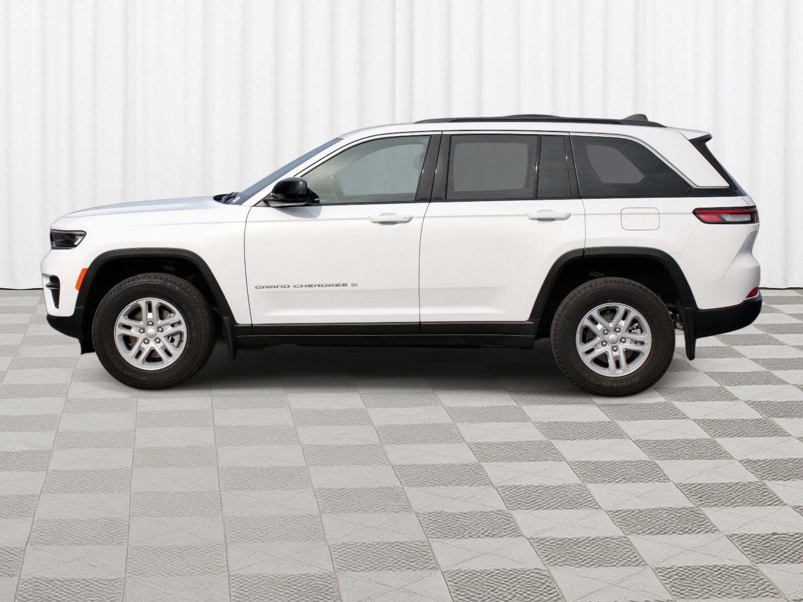 New 2025 Jeep Grand Cherokee Laredo w/ MOPAR Finishing Package image 31
