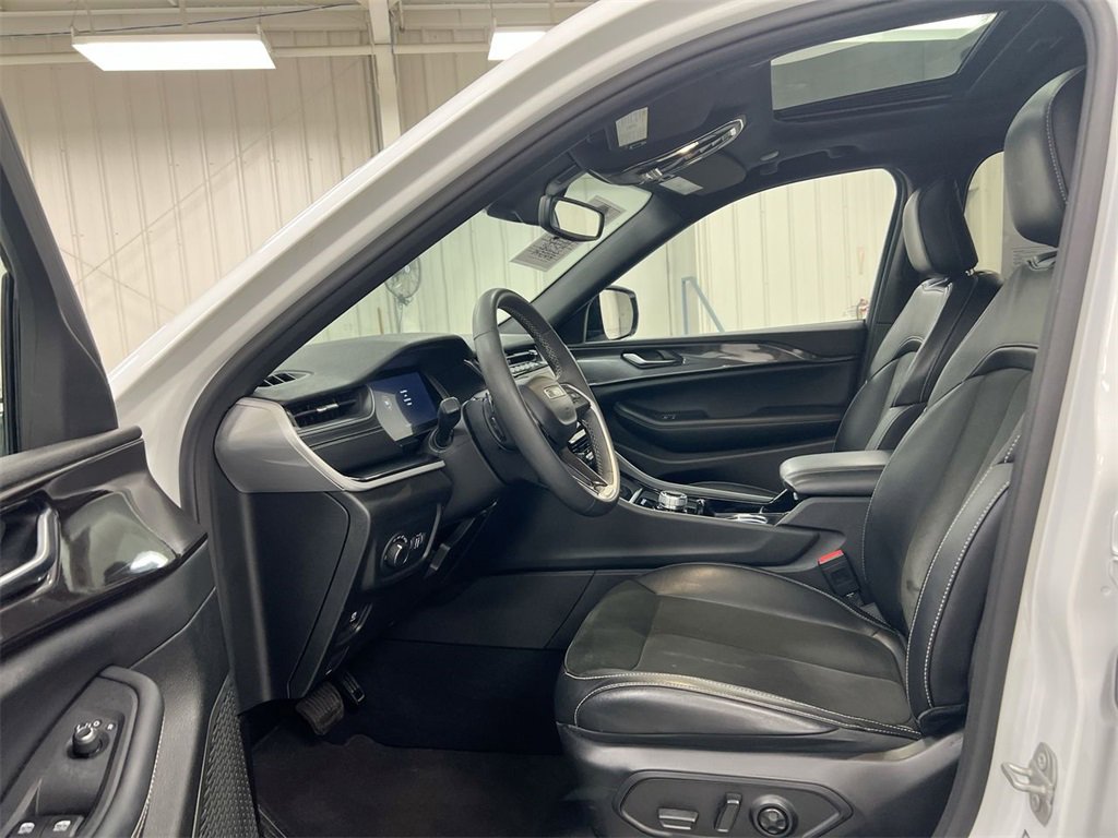 Used 2023 Jeep Grand Cherokee Altitude image 19