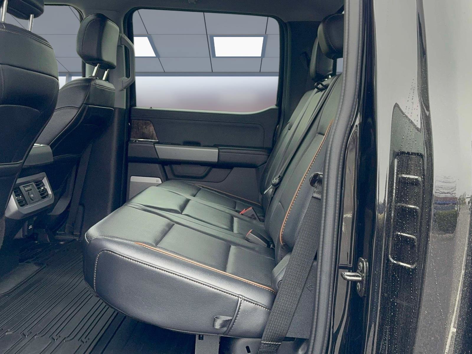 Used 2025 Ford F250 Lariat w/ Black Appearance Package image 18