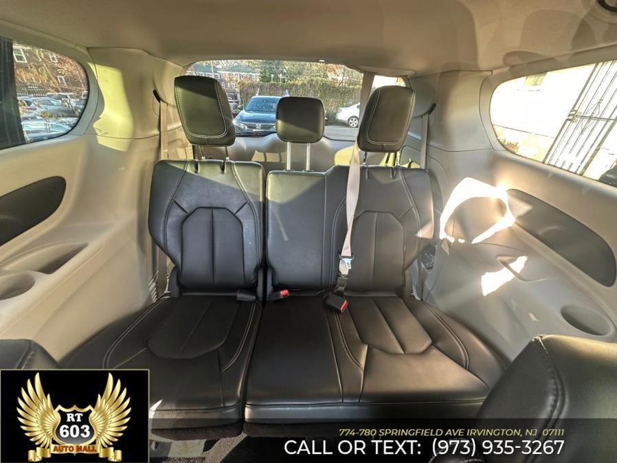 Used 2024 Chrysler Pacifica Touring-L image 16
