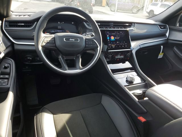 New 2025 Jeep Grand Cherokee Altitude image 7