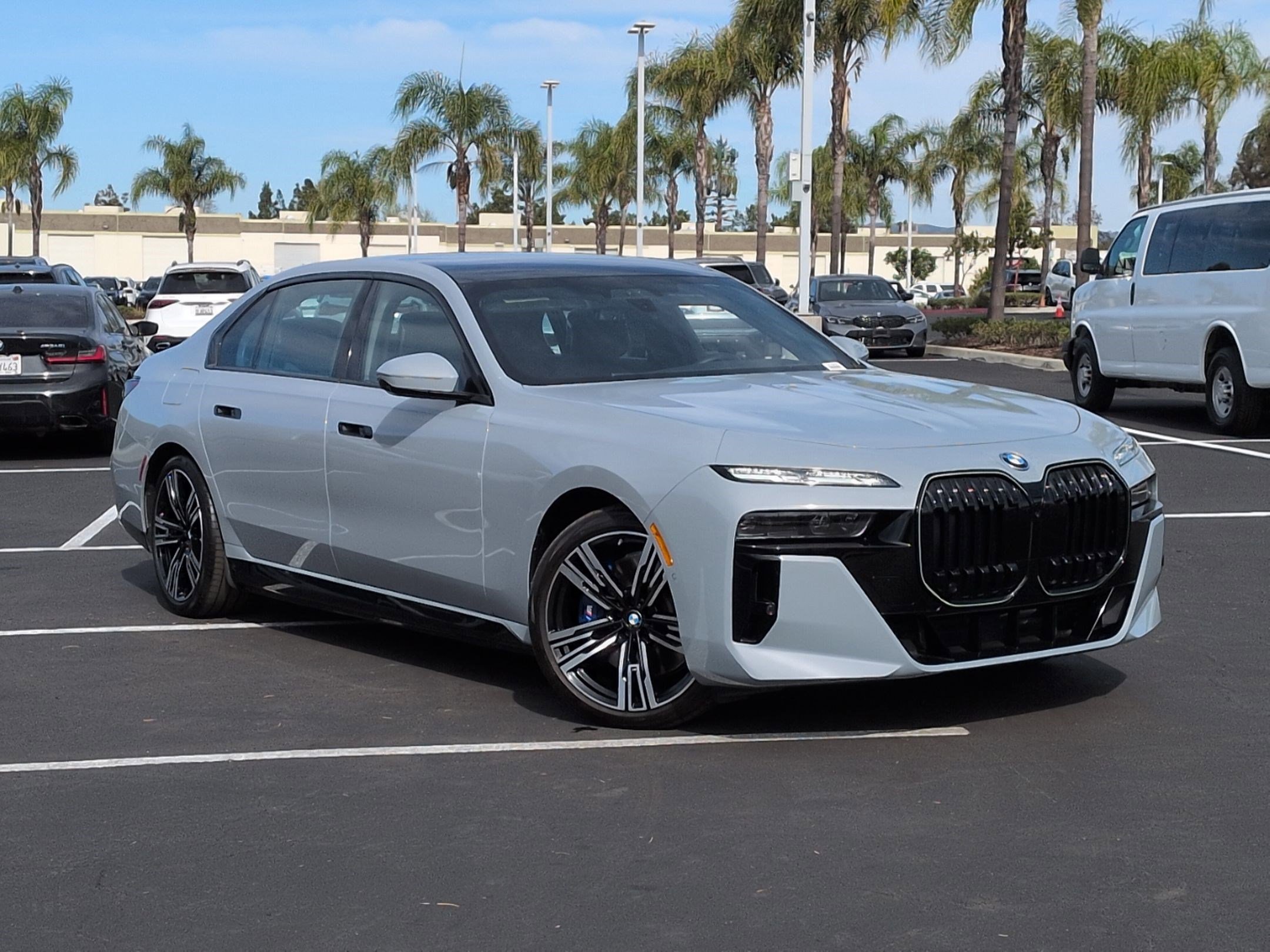 Used 2025 BMW i7 xDrive60 w/ Executive Package image 2