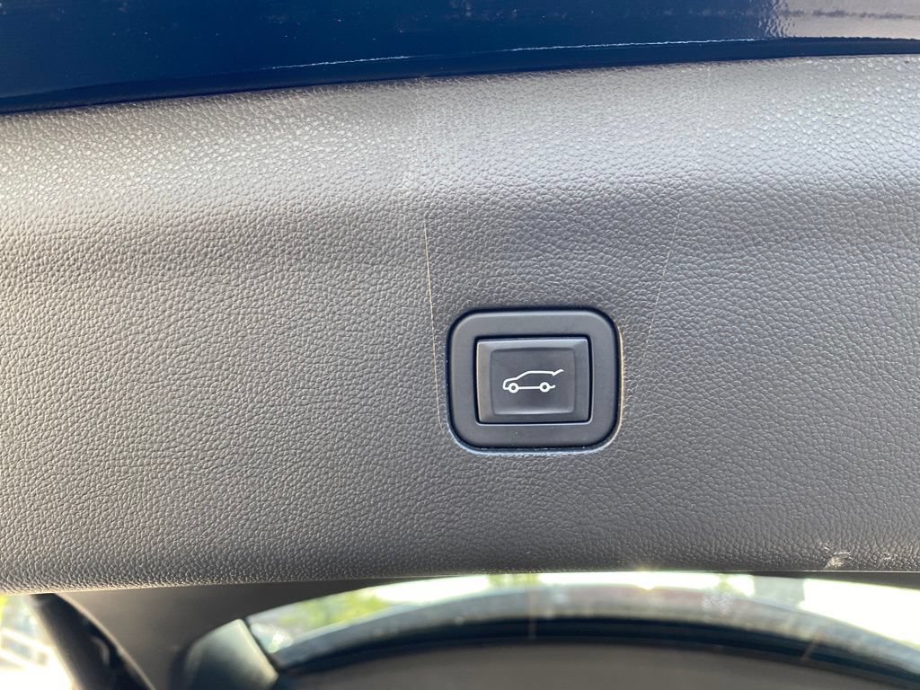 Used 2024 Buick Enclave Essence w/ Sport Touring Edition FWD image 8