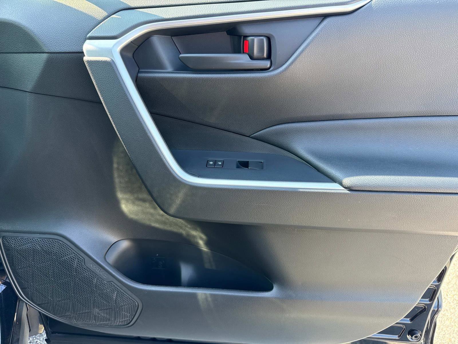 Used 2021 Toyota RAV4 SE image 18