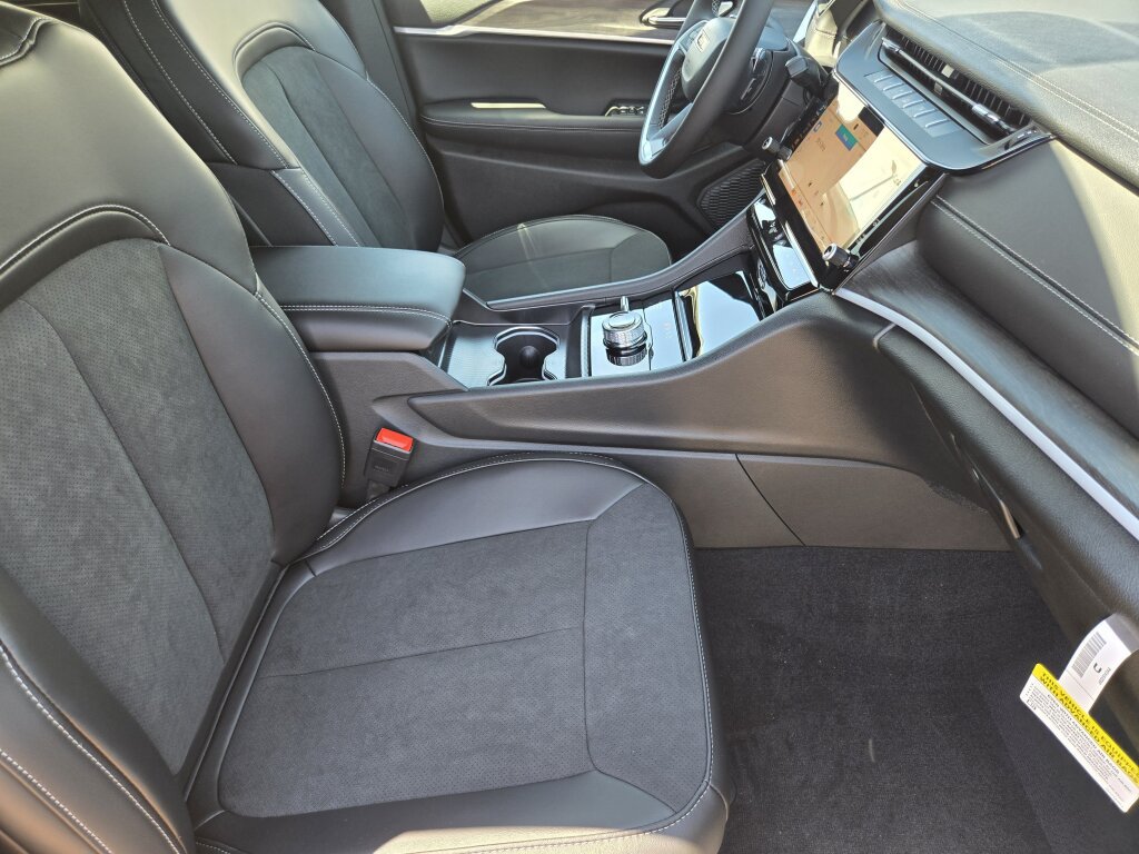 New 2026 Jeep Grand Cherokee L Altitude AWD/4WD image 16
