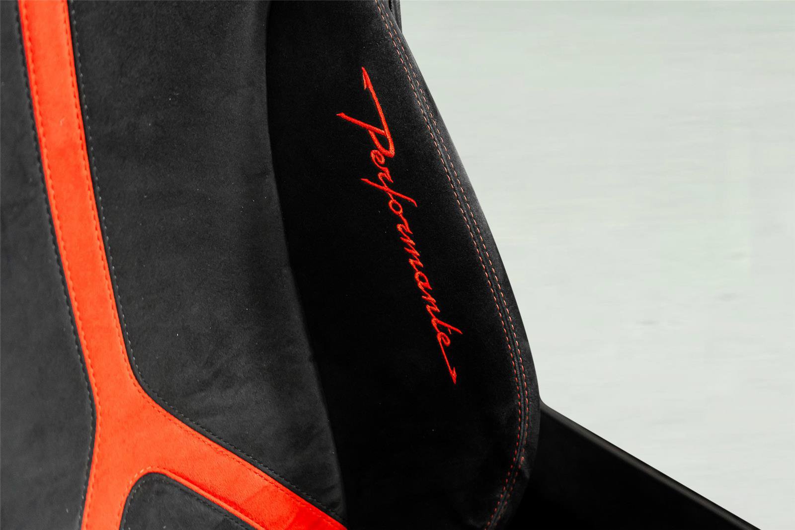 Used 2018 Lamborghini Huracan Performante AWD/4WD image 36