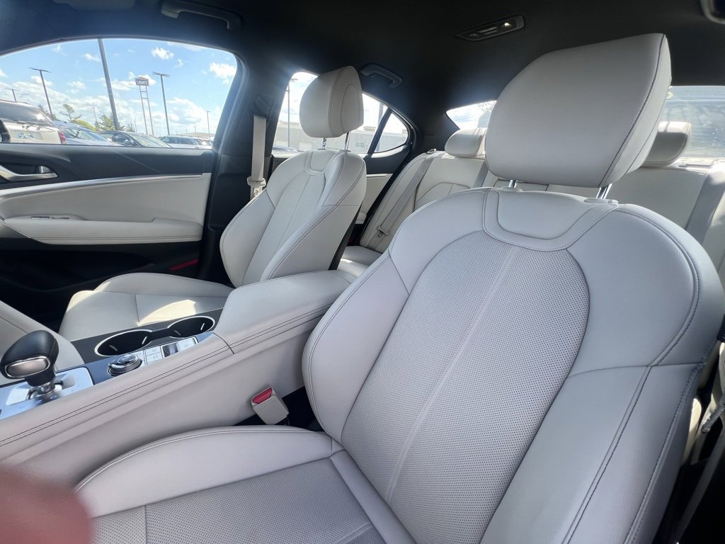 Used 2025 Genesis G70 2.5T image 10