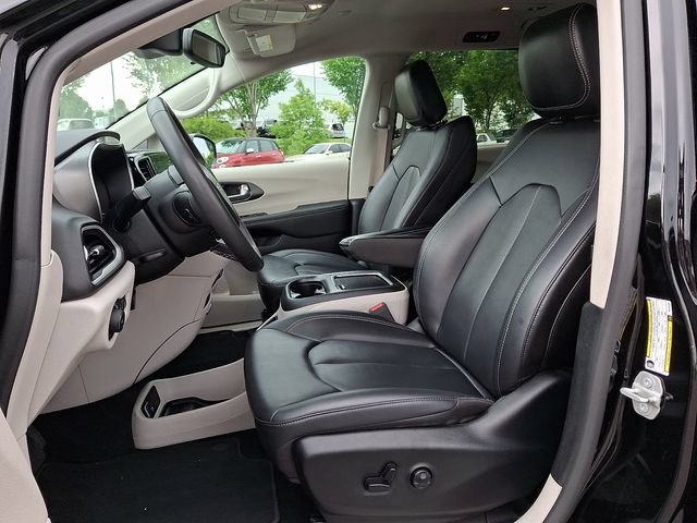 Used 2024 Chrysler Pacifica Touring-L FWD image 14