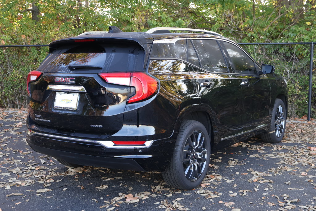 Used 2024 GMC Terrain Denali w/ Black Diamond Edition AWD/4WD image 10