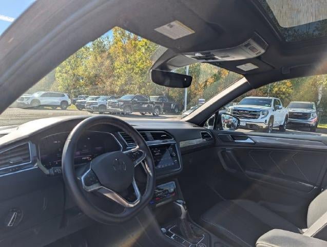 Used 2023 Volkswagen Tiguan SE R-Line AWD/4WD image 3