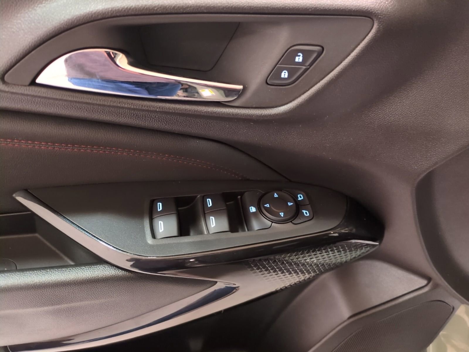 Used 2024 Chevrolet Trax RS w/ Driver Confidence Package image 17