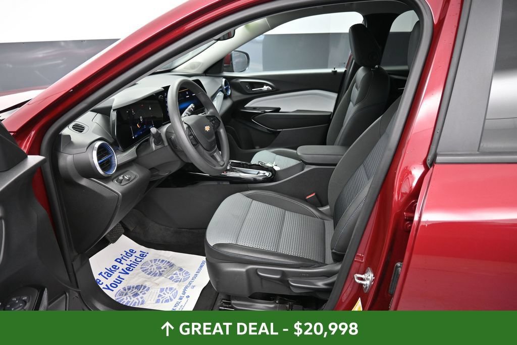 Used 2025 Chevrolet Trax LT FWD image 28