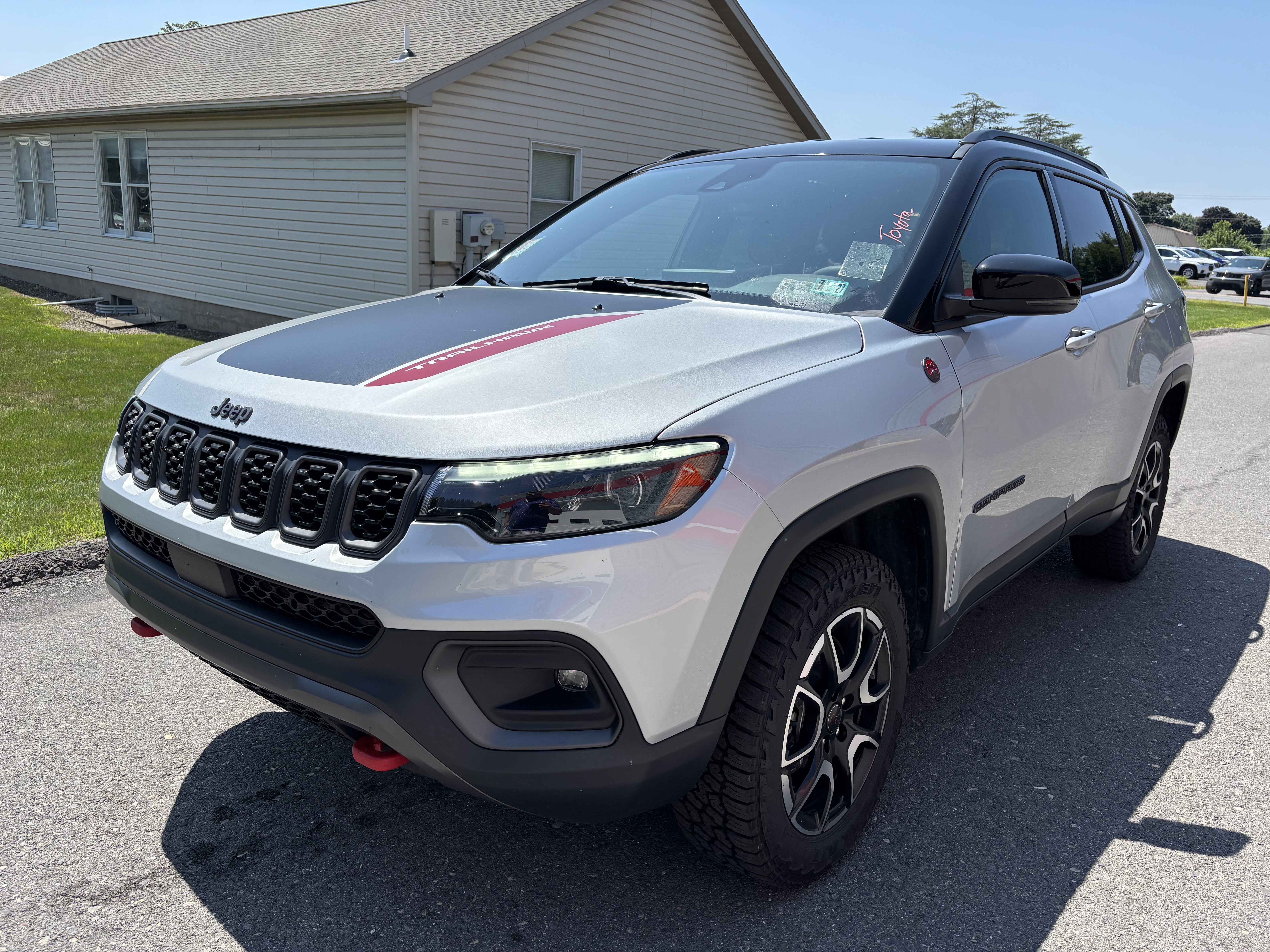 Used 2025 Jeep Compass Trailhawk w/ Trailhawk Elite Group AWD/4WD image 8