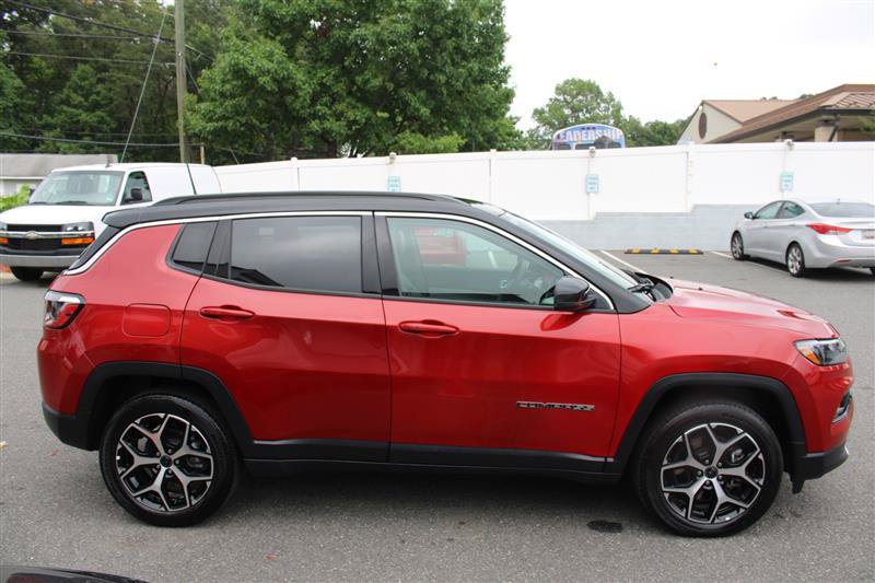 Used 2025 Jeep Compass Limited AWD/4WD image 9