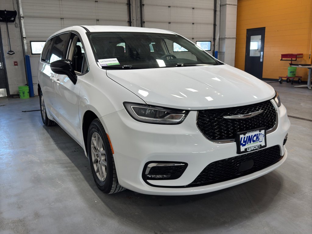 Used 2024 Chrysler Pacifica Touring-L image 7