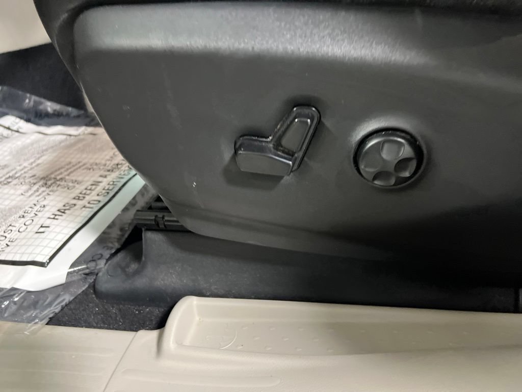 Used 2023 Chrysler Pacifica Touring-L FWD image 18