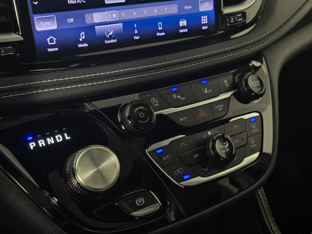 Used 2025 Chrysler Pacifica Limited FWD image 16