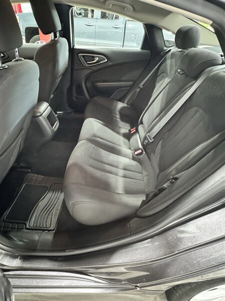 Used 2015 Chrysler 200 Limited w/ Convenience Group FWD image 5