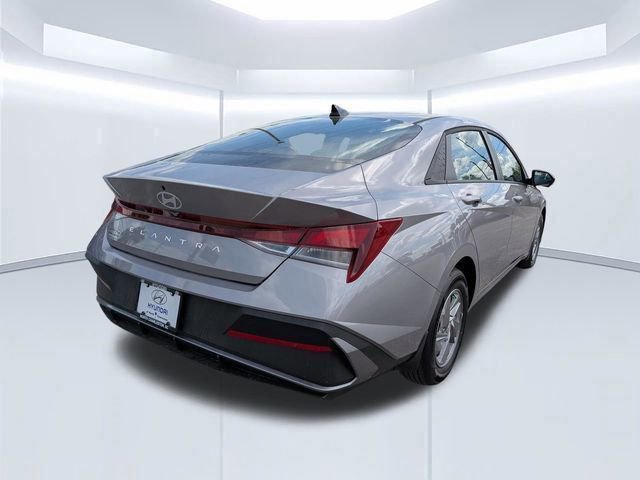 Certified 2026 Hyundai Elantra SE FWD image 4