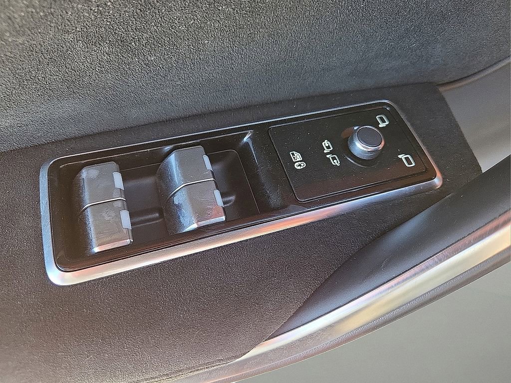 Used 2023 Jaguar F-PACE SVR image 23