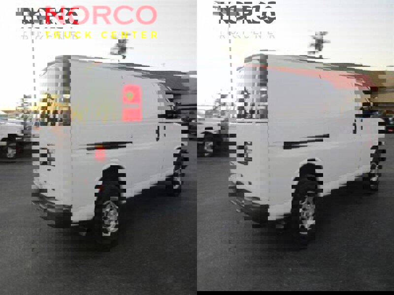 Used 2016 Chevrolet Express 2500 image 2