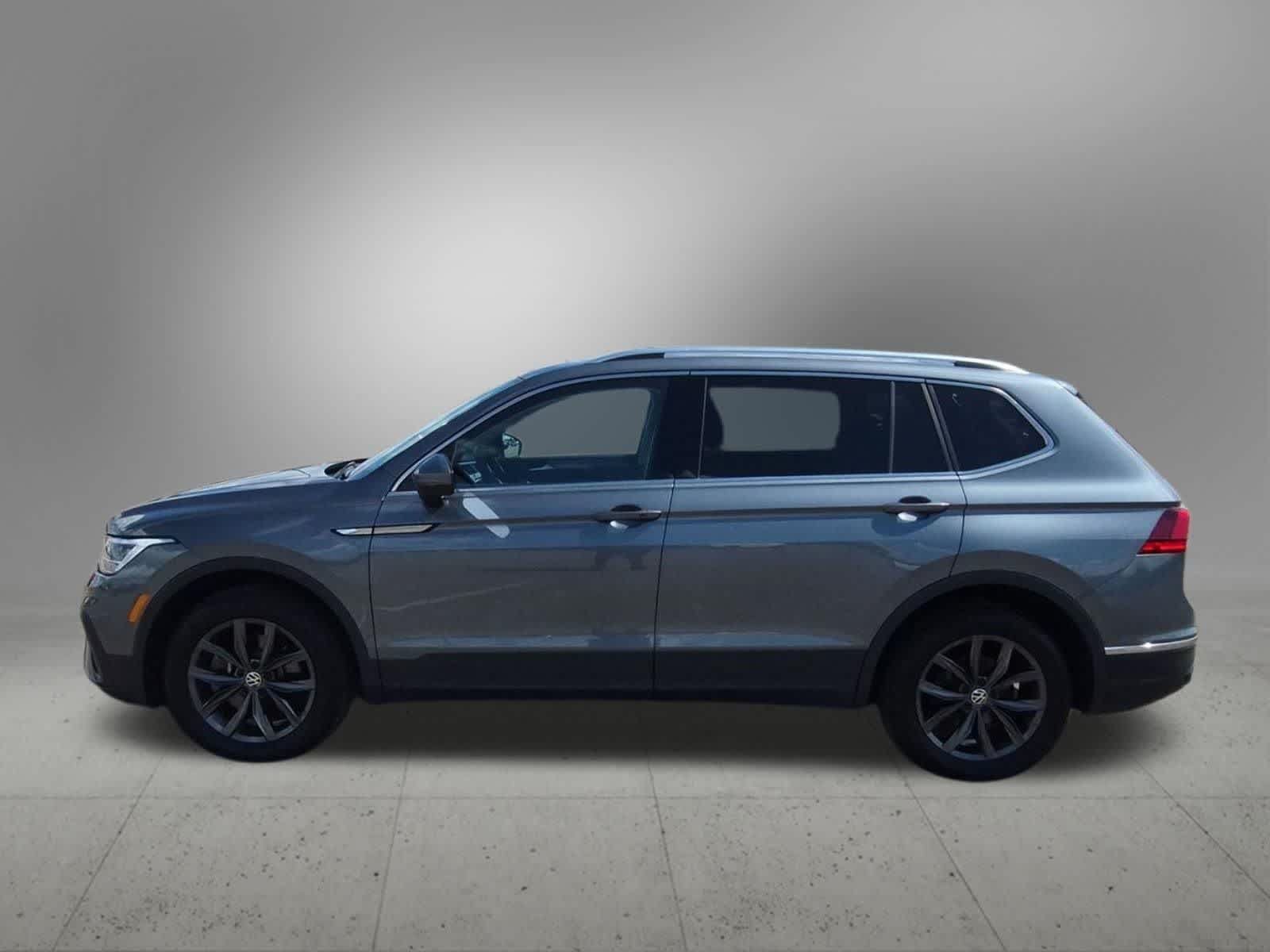 Used 2023 Volkswagen Tiguan SE w/ Panoramic Sunroof Package FWD image 3
