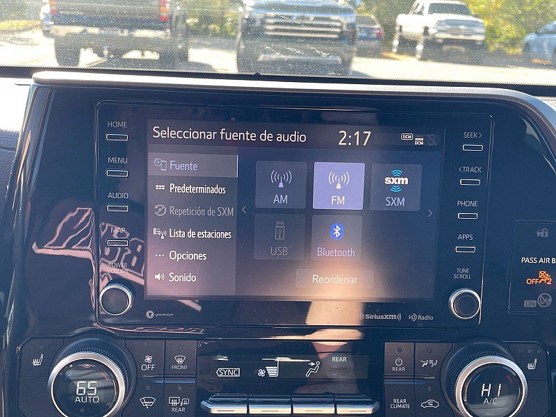 Used 2020 Toyota Highlander XLE image 21