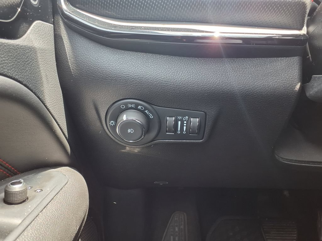 Used 2025 Jeep Compass Trailhawk AWD/4WD image 29
