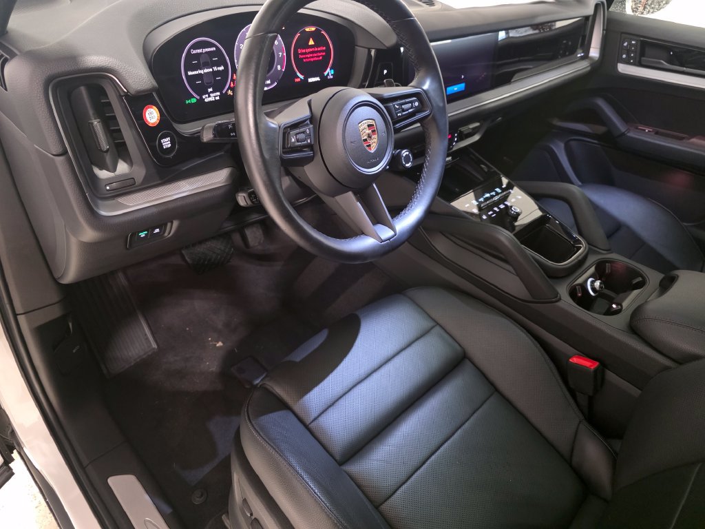 Used 2024 Porsche Cayenne w/ Premium Package AWD/4WD image 20