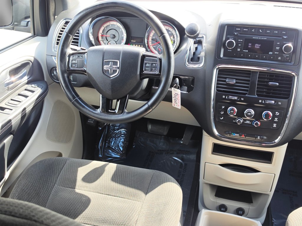 Used 2016 Dodge Grand Caravan SE FWD image 3