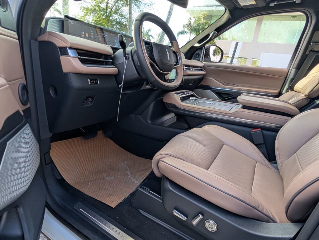 New 2026 Lincoln Navigator L Black Label AWD/4WD image 12