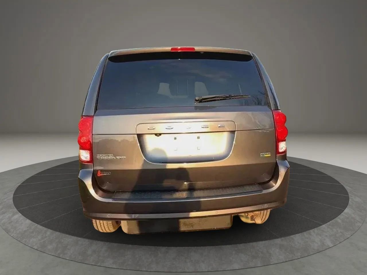 Used 2019 Dodge Grand Caravan SXT w/ Blacktop Package FWD image 4