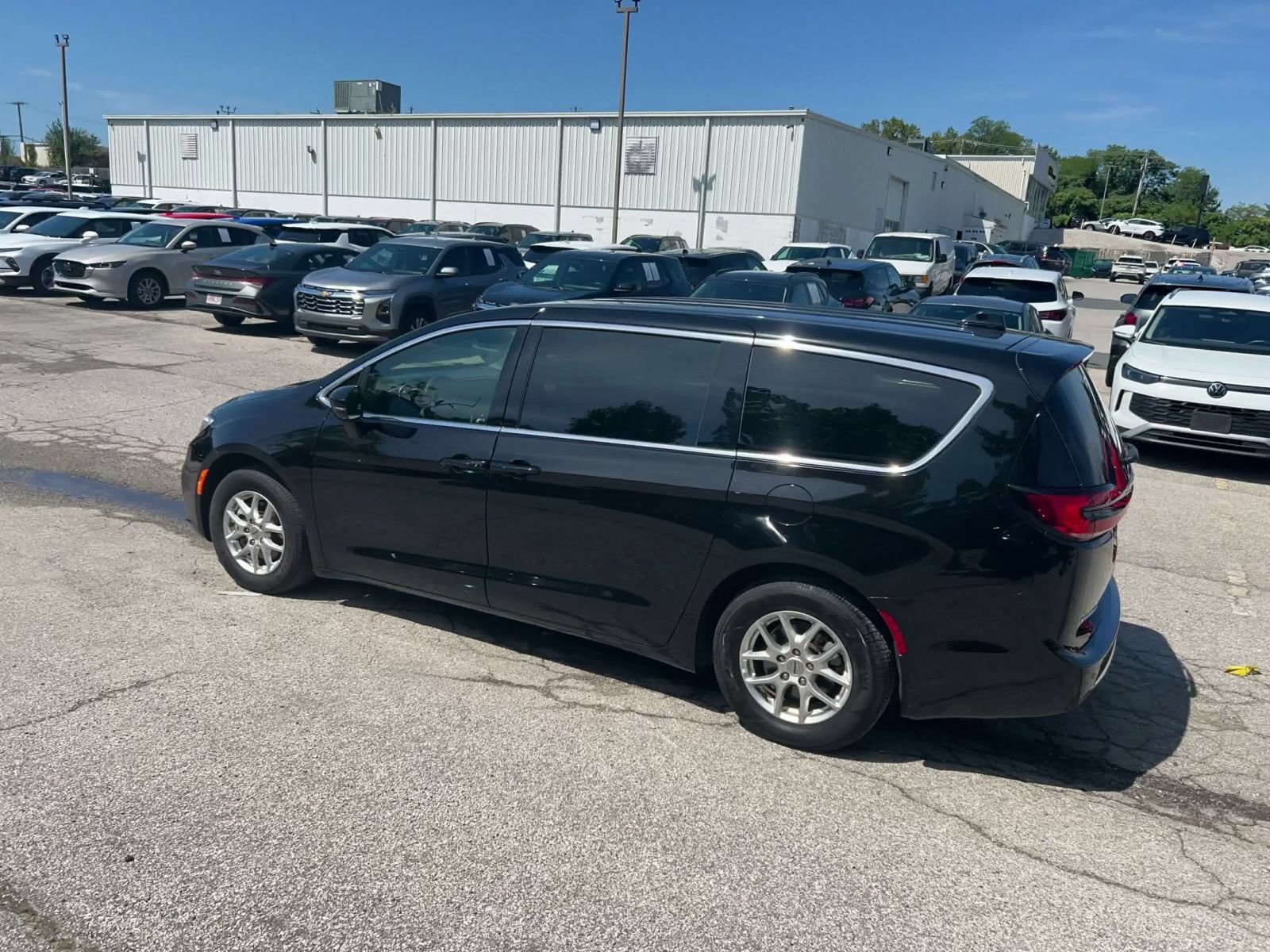 Used 2025 Chrysler Pacifica Select FWD image 9