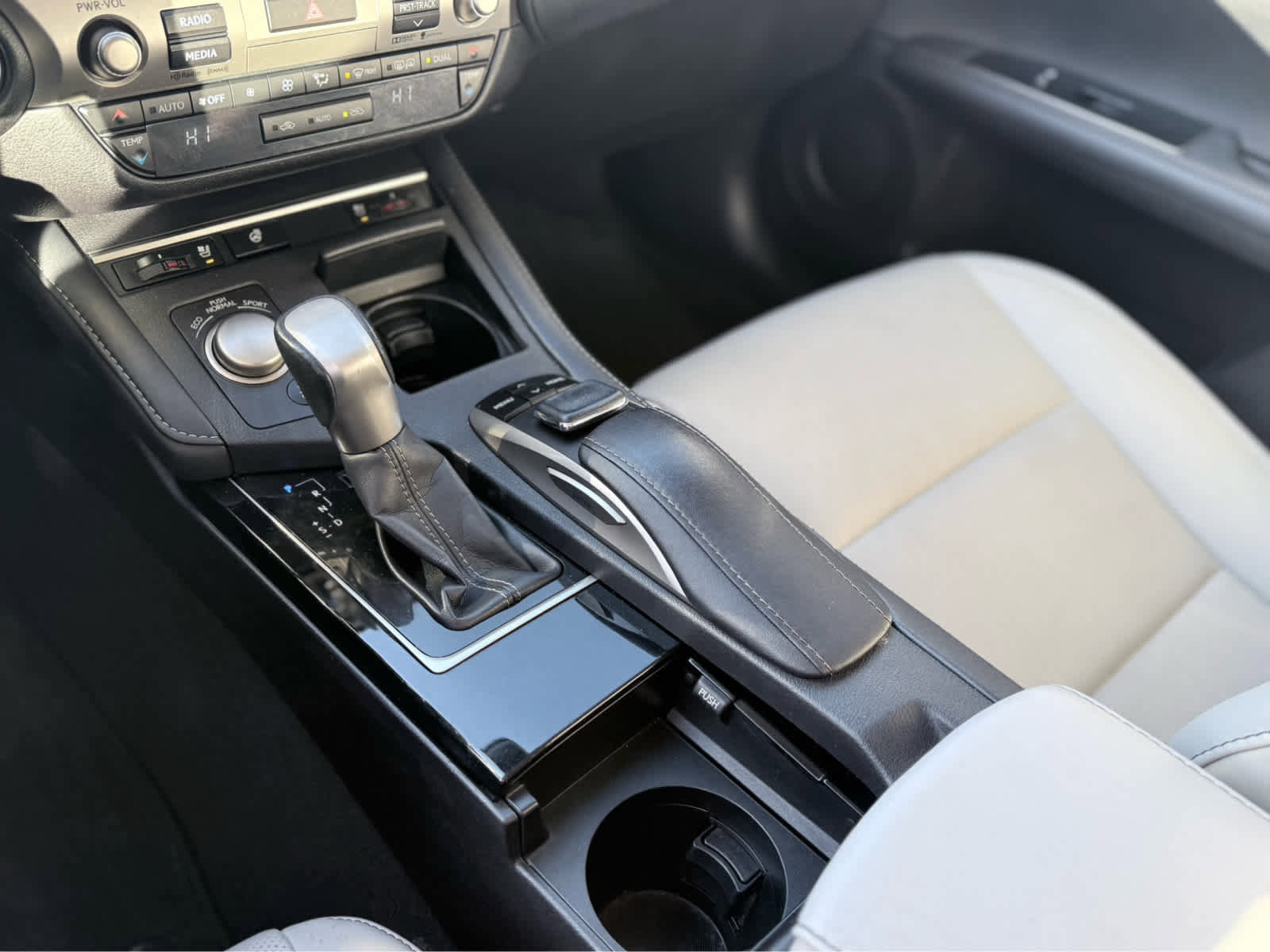 Used 2016 Lexus ES 350 w/ Navigation System Package image 26