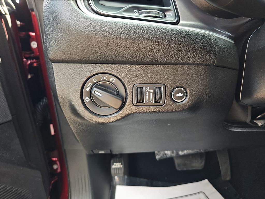 Used 2020 Dodge Challenger SXT image 30