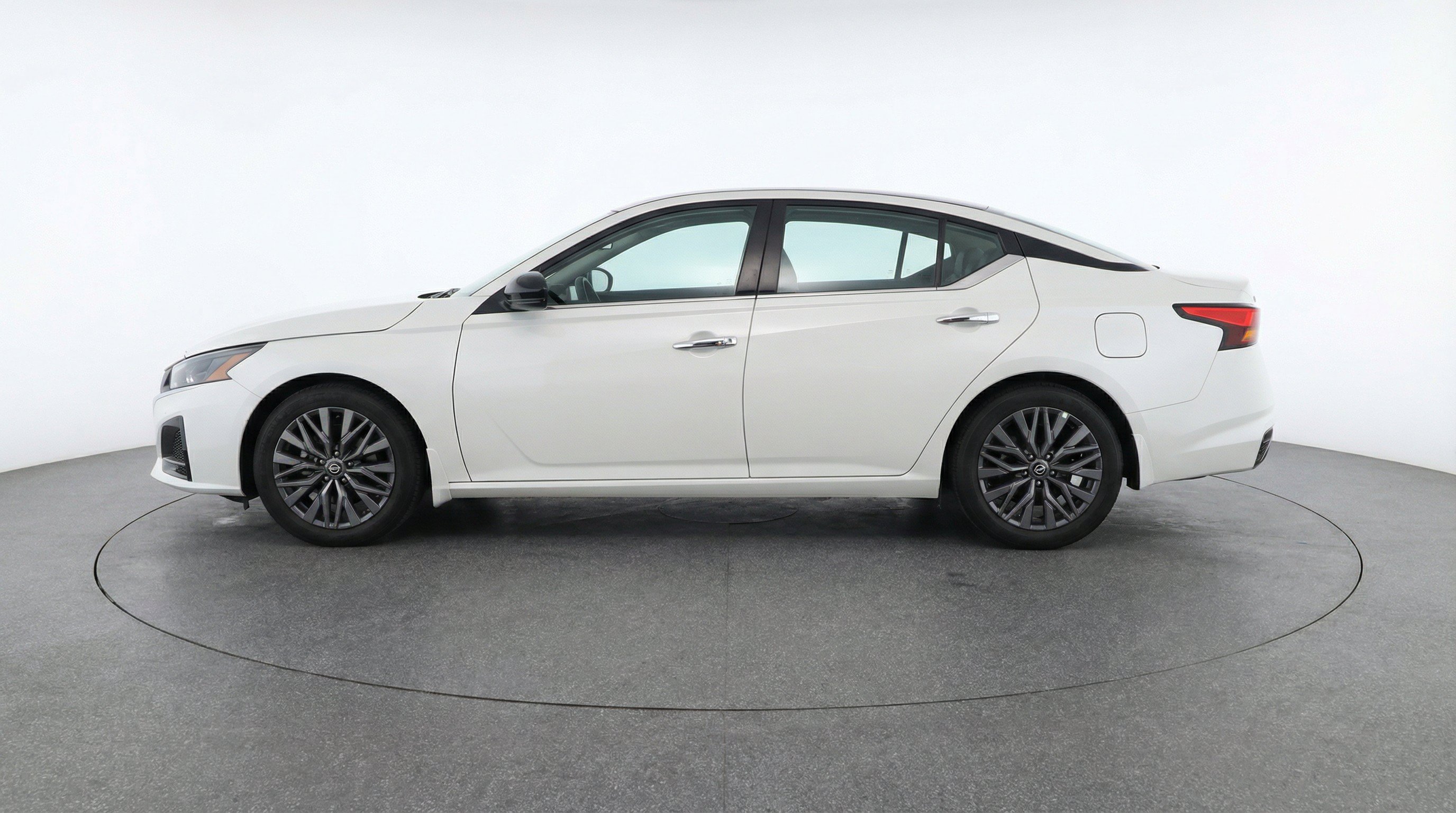 Used 2025 Nissan Altima 2.5 SV FWD image 5