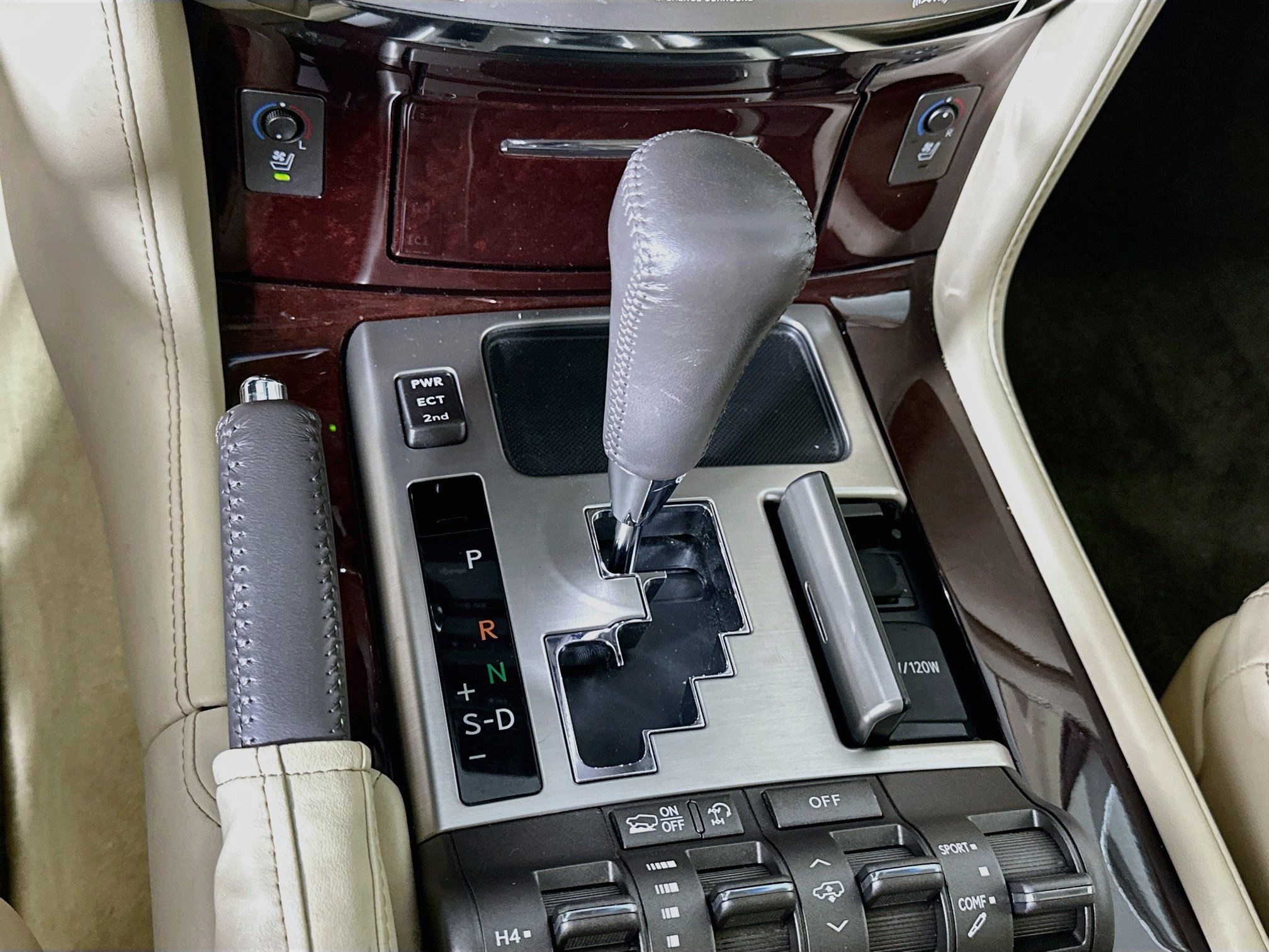 Used 2014 Lexus LX 570 4WD image 25