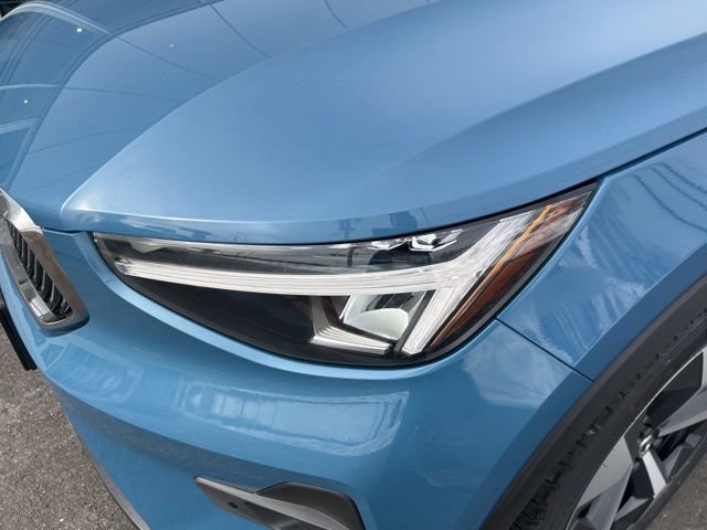 Certified 2025 Volvo XC40 B5 Plus AWD/4WD image 8