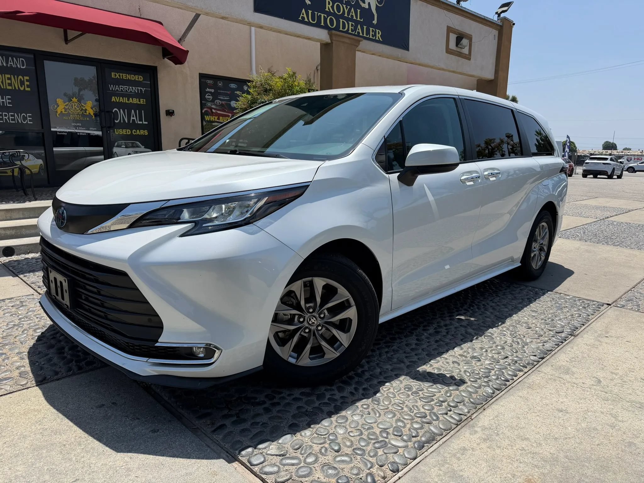 Used 2023 Toyota Sienna XLE FWD image 1