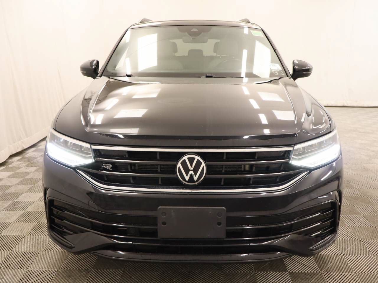 Used 2023 Volkswagen Tiguan SE R-Line AWD/4WD image 4