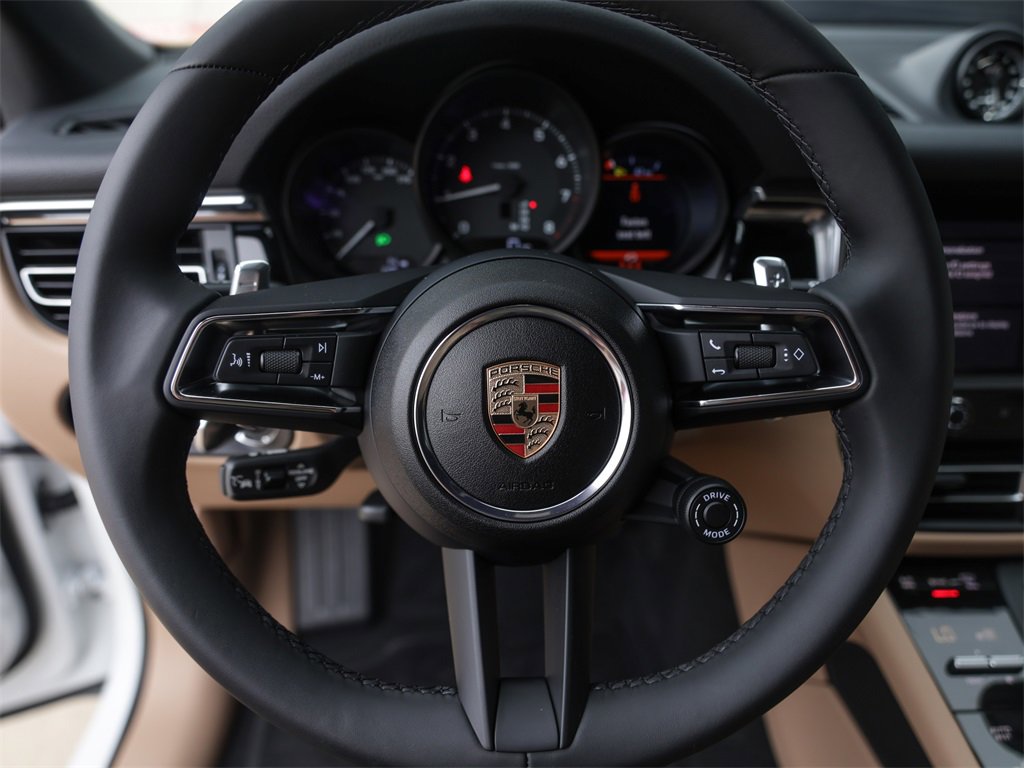 Used 2025 Porsche Macan image 18
