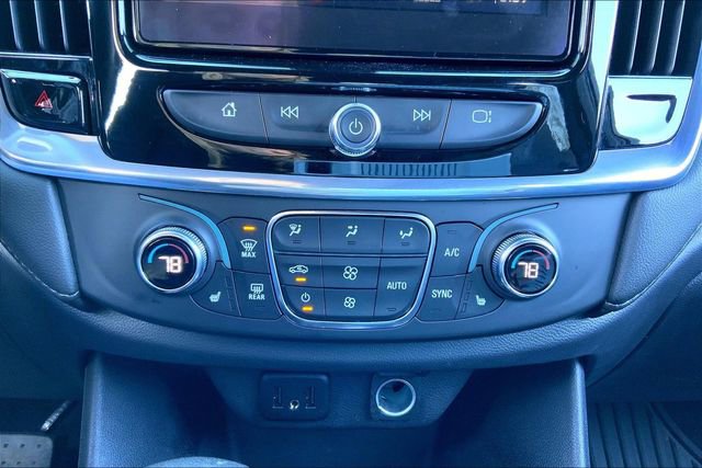 Used 2023 Chevrolet Traverse LT w/ Rear Camera Mirror Package image 33