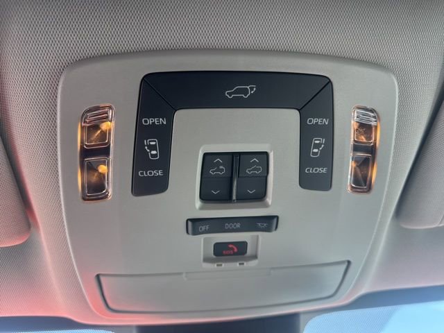 Used 2025 Toyota Sienna XLE image 34